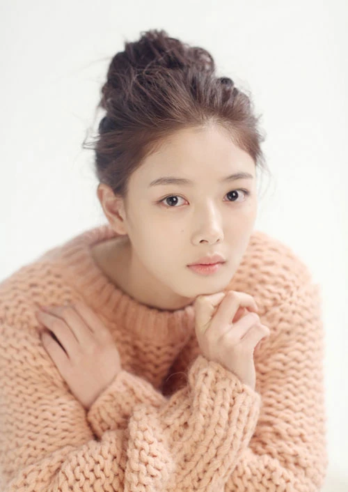 Công ty quản lý cho biết, năm nay, Kim Yoo Jung cũng sẽ có sự thay đổi về hình ảnh và các vai diễn. ve-dep-thien-than-cua-sao-nhi-mat-trang-om-mat-troi-4
