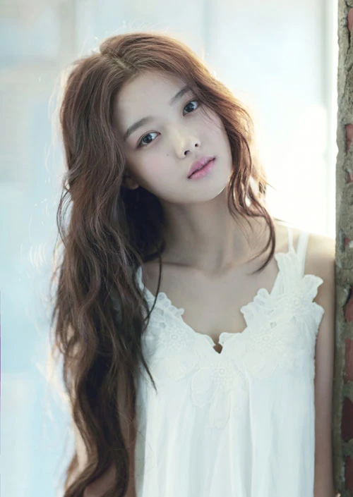 Những hình ảnh mới nhất của nữ diễn viên Kim Yoo Jung vừa được công ty quản lý SidusHQ của cô chia sẻ với người hâm mộ. Ngôi sao 16 tuổi vô cùng thu hút với vẻ đẹp trong veo tựa thiên thần. ve-dep-thien-than-cua-sao-nhi-mat-trang-om-mat-troi