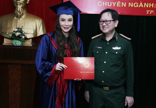 Hồ Quỳnh Hương nhận bằng tốt nghiệp. ho-quynh-huong-lam-giang-vien