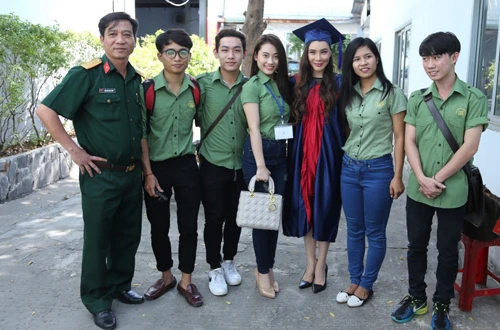 Hồ Quỳnh Hương giao lưu với sinh viên trường Văn hóa Nghệ thuật Quân đội TP HCM. ho-quynh-huong-lam-giang-vien-1