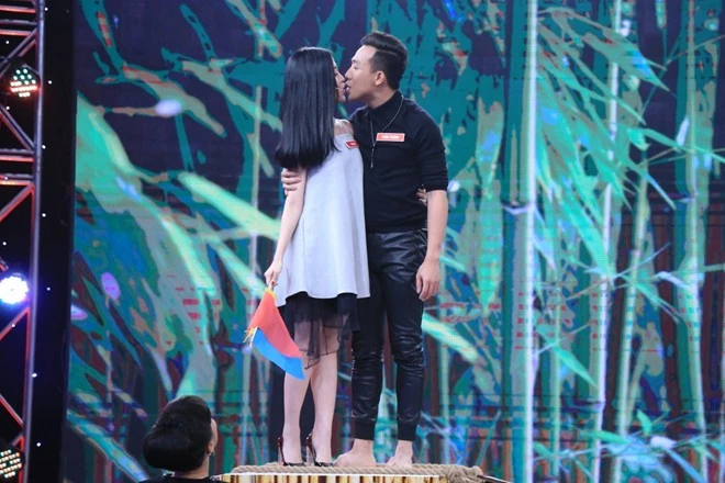 Dù chia tay Mai Hồ, nhưng cặp đôi vẫn thoải mái hôn nhau khi tham gia một chương trình truyền hình. Ảnh:Lê Nhân Chuyện tình ồn ào của những diễn viên hài