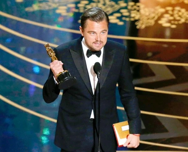 Leonardo DiCaprio nhận tượng vàng Oscar đầu tiên trong sự nghiệp nhờ vai diễn xuất sắc trongThe Revenant. Ảnh:AP Leonardo DiCaprio giành Oscar sau 5 lần thất bại