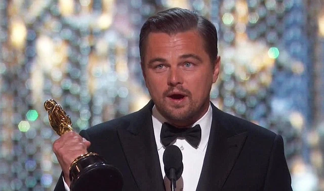  Sau hơn chục năm chờ đợi với bao lần thất vọng khi rời khỏi lễ trao giải Oscar, cuối cùng chàng Jack Leonardo DiCaprio cũng được bước lên sân khấu, đọc bài phát biểu cảm ơn khi nhận giải Oscar đầu tiên trong sự nghiệp. 
