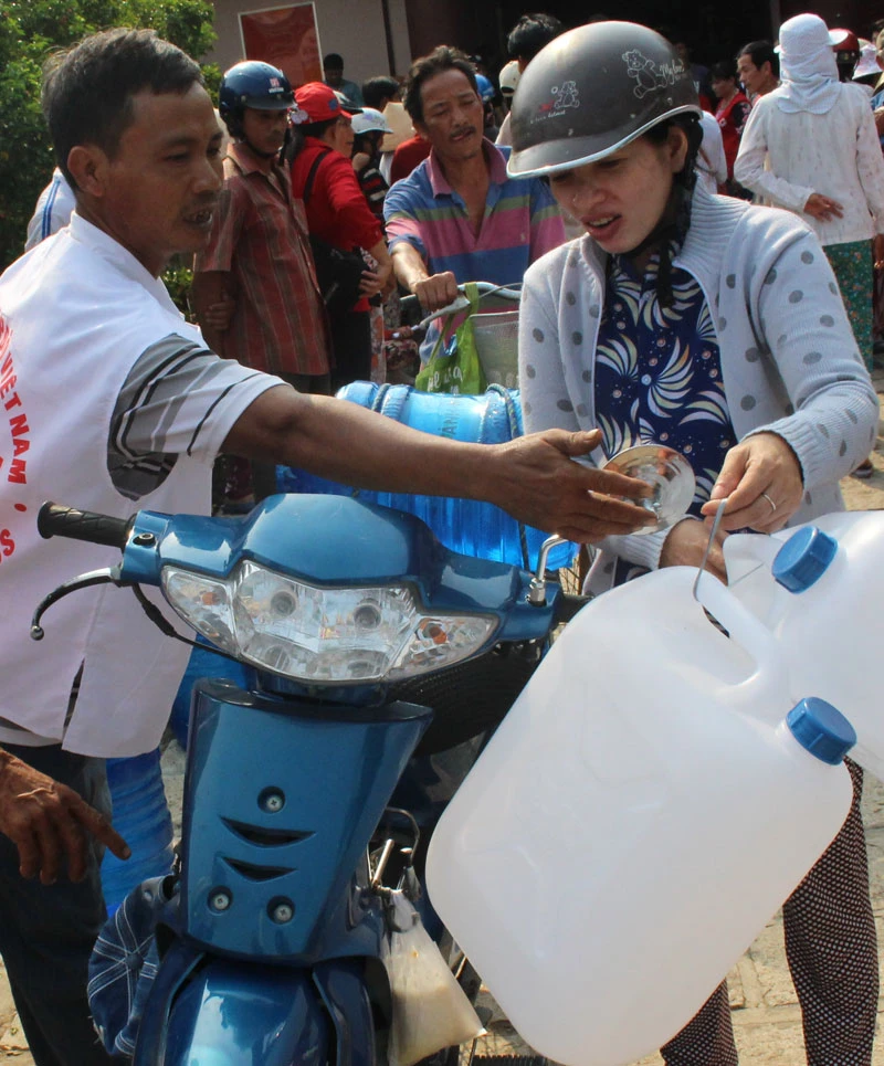 Hội Chữ thập đỏ cứu trợ nước uống cho người dân Bến Tre ảnh 2 Hội Chữ thập đỏ cứu trợ nước uống cho người dân Bến Tre ảnh 2
