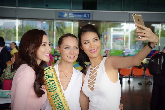  Lan Khuê chụp ảnh cùng đương kim hoa hậu hòa bình thế giới - Claire Parker (giữa) và người đẹp Lệ Quyên, tháng 4/2016. 