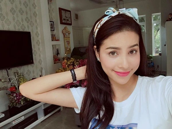 Hoa hậu Phạm Hương điệu đà mím môi, đánh má hồng, môi hồng đào phớt nhẹ.