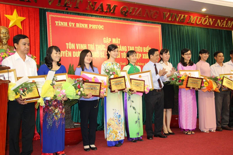 Bình Phước: Tôn vinh 54 trí thức, thạc sĩ, tiến sĩ xuất sắc ảnh 1 Bình Phước: Tôn vinh 54 trí thức, thạc sĩ, tiến sĩ xuất sắc ảnh 1