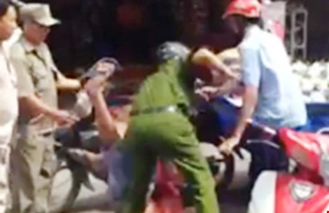 Anh CSKV quật ngã người bán hàng rong: Vượt quá giới hạn công vụ ảnh 1 Anh CSKV quật ngã người bán hàng rong: Vượt quá giới hạn công vụ ảnh 1