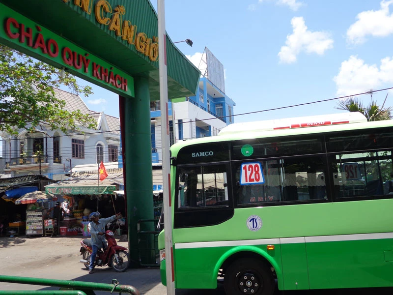 Bí thư Đinh La Thăng vẫy tay mời gọi người dân Cần Giờ đi xe buýt ảnh 5 Bí thư Đinh La Thăng vẫy tay mời gọi người dân Cần Giờ đi xe buýt ảnh 5