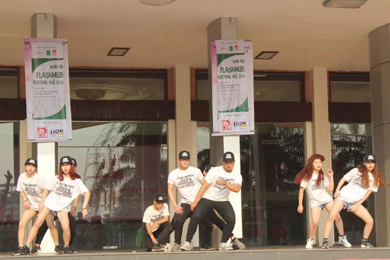 Hơn 1.000 bạn trẻ nhảy Flashmob chào mừng Festival Huế 2016 ảnh 1 Hơn 1.000 bạn trẻ nhảy Flashmob chào mừng Festival Huế 2016 ảnh 1
