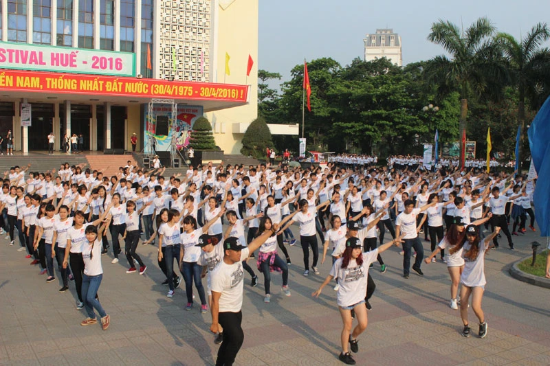 Hơn 1.000 bạn trẻ nhảy Flashmob chào mừng Festival Huế 2016 ảnh 2 Hơn 1.000 bạn trẻ nhảy Flashmob chào mừng Festival Huế 2016 ảnh 2