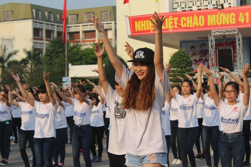 Hơn 1.000 bạn trẻ nhảy Flashmob chào mừng Festival Huế 2016 ảnh 3 Hơn 1.000 bạn trẻ nhảy Flashmob chào mừng Festival Huế 2016 ảnh 3