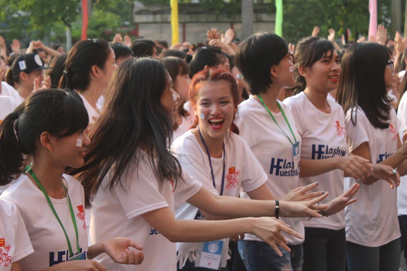 Hơn 1.000 bạn trẻ nhảy Flashmob chào mừng Festival Huế 2016 ảnh 4 Hơn 1.000 bạn trẻ nhảy Flashmob chào mừng Festival Huế 2016 ảnh 4