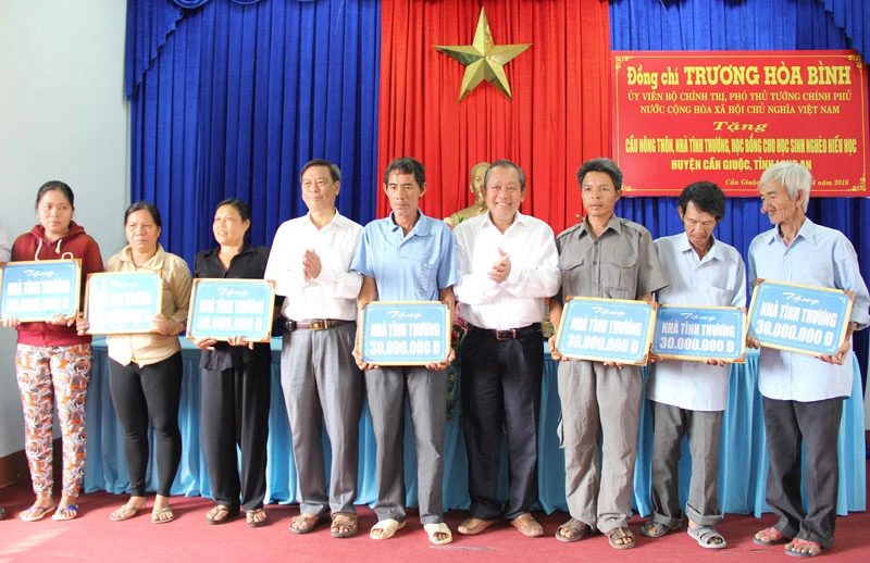 Phó Thủ tướng Trương Hòa Bình trao tặng nhà tình thương, cầu nông thôn, học bổng ảnh 2 Phó Thủ tướng Trương Hòa Bình trao tặng nhà tình thương, cầu nông thôn, học bổng ảnh 2