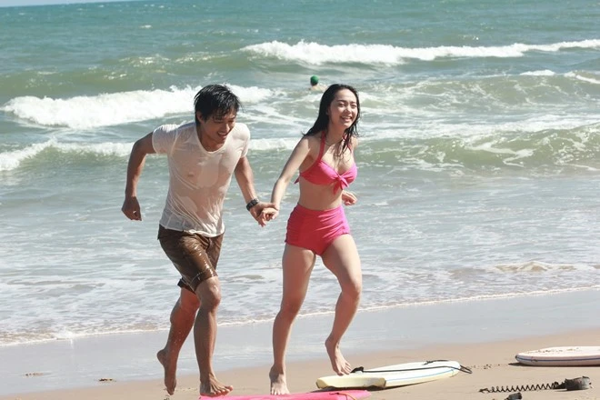 Cảnh quay của hai diễn viên chính trên biển Phan Thiết. Ảnh:Jes Minh Hang noi ve nghi van phim gia tinh that voi Quy Binh hinh anh 1