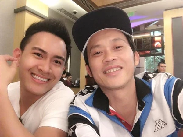 Hình ảnh trên trang cá nhân của Hoài Linh được đông đảo người hâm mộ quan tâm. Ảnh: FBNV Hoai Linh khoe anh 'con trai tin don' gay bao mang hinh anh 1