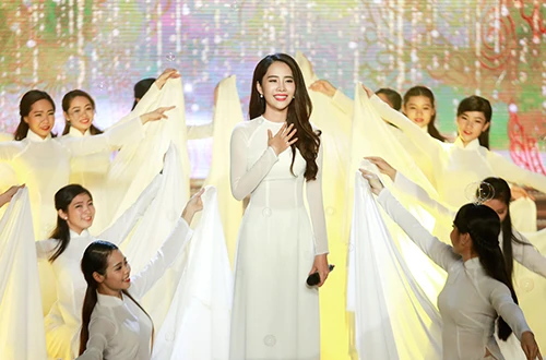Nghe Hoa khôi Nam Em hát Bolero ảnh 1 truong-vu-nghe-nam-em-hat-toi-muon-theo-co-ve-nha
