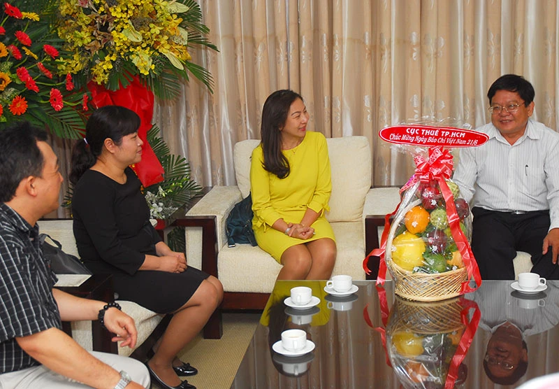 Nguyên Phó Chủ tịch nước Trương Mỹ Hoa chúc mừng báo Pháp Luật TP.HCM ảnh 9