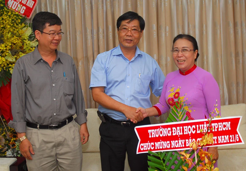 Nguyên Phó Chủ tịch nước Trương Mỹ Hoa chúc mừng báo Pháp Luật TP.HCM ảnh 3