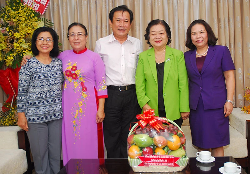 Nguyên Phó Chủ tịch nước Trương Mỹ Hoa chúc mừng báo Pháp Luật TP.HCM ảnh 2