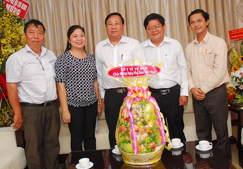 Nguyên Phó Chủ tịch nước Trương Mỹ Hoa chúc mừng báo Pháp Luật TP.HCM ảnh 8