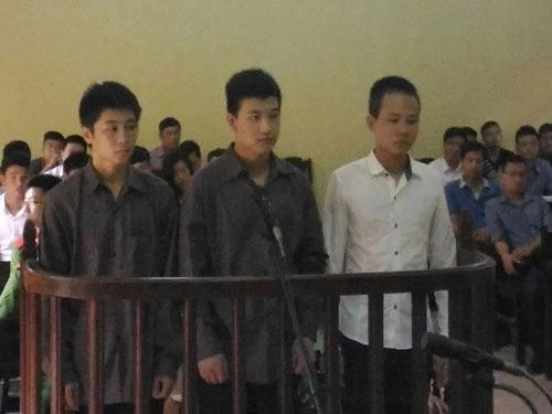Phạm Anh Huy (giữa) cùng hai đồng phạm tại tòa