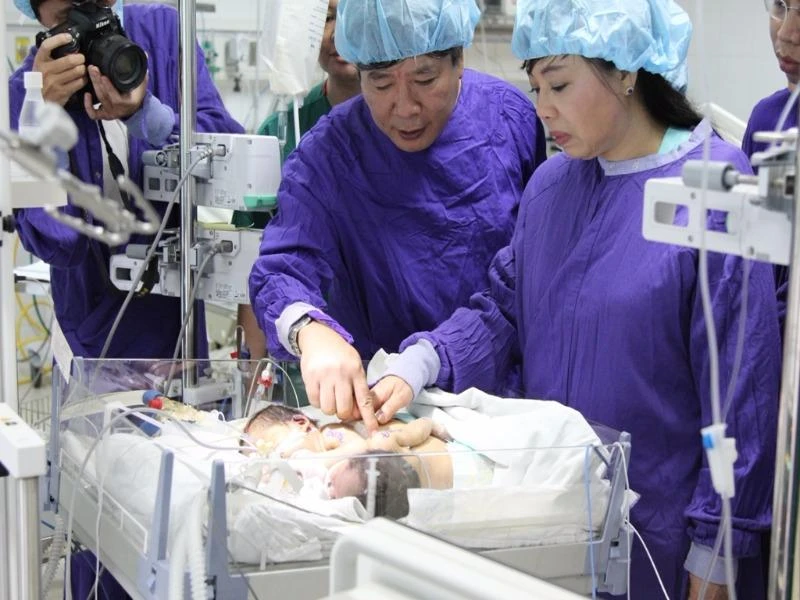 Bộ trưởng Bộ Y tế Nguyễn Thị Kim Tiến thăm hai bé sơ sinh dính liền ở Hà Giang.