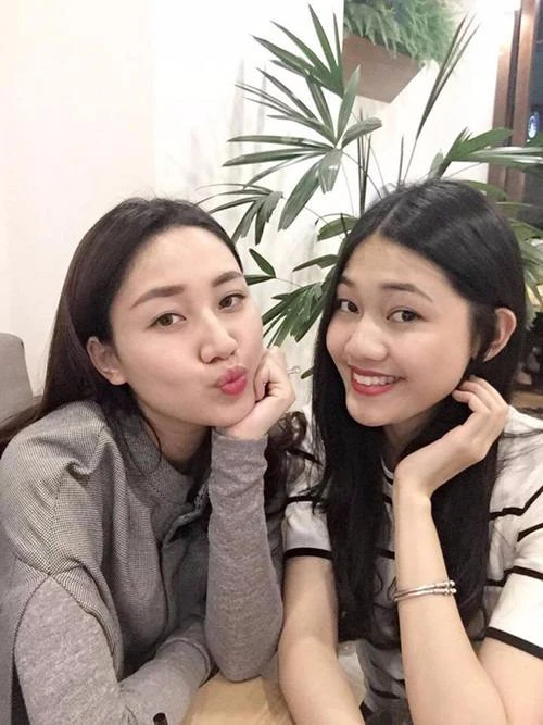Cả hai chị em cùng sinh ra trong gia đình có truyền thống làm ngoại giao và Thanh Tú (bên trái) cũng vừa tốt nghiệp Học viện Ngoại giao
