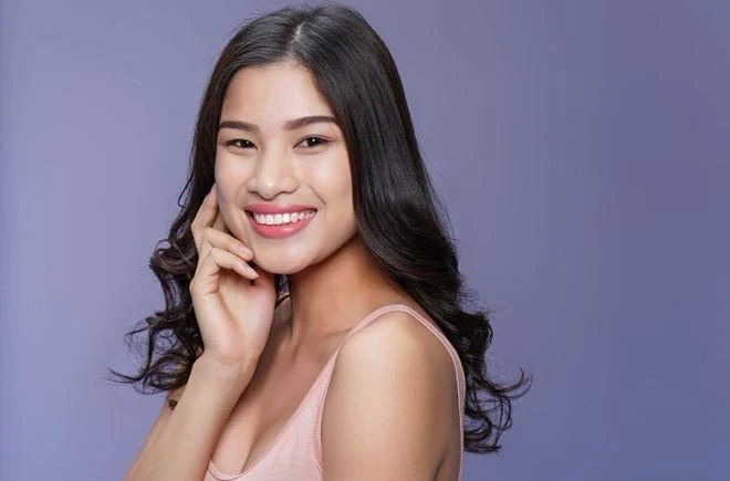 Cô đến từ Bắc Ninh và đang theo học Đại học Kinh doanh và Công nghệ Hà Nội