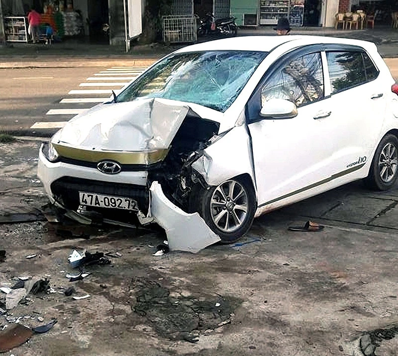 Ô tô tông liên hoàn, 7 người đi cấp cứu ảnh 1 Ô tô tông liên hoàn, 7 người đi cấp cứu ảnh 1