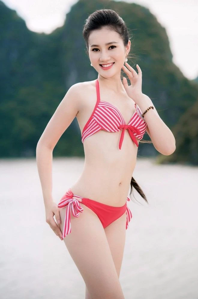 33 người đẹp Hoa hậu Việt Nam mặc bikini gợi cảm ảnh 23 Hoàng Thị Quỳnh Loan hiện là sinh viên CĐ Sư phạm Huế. Cô sinh năm 1997, cao 1,71 m