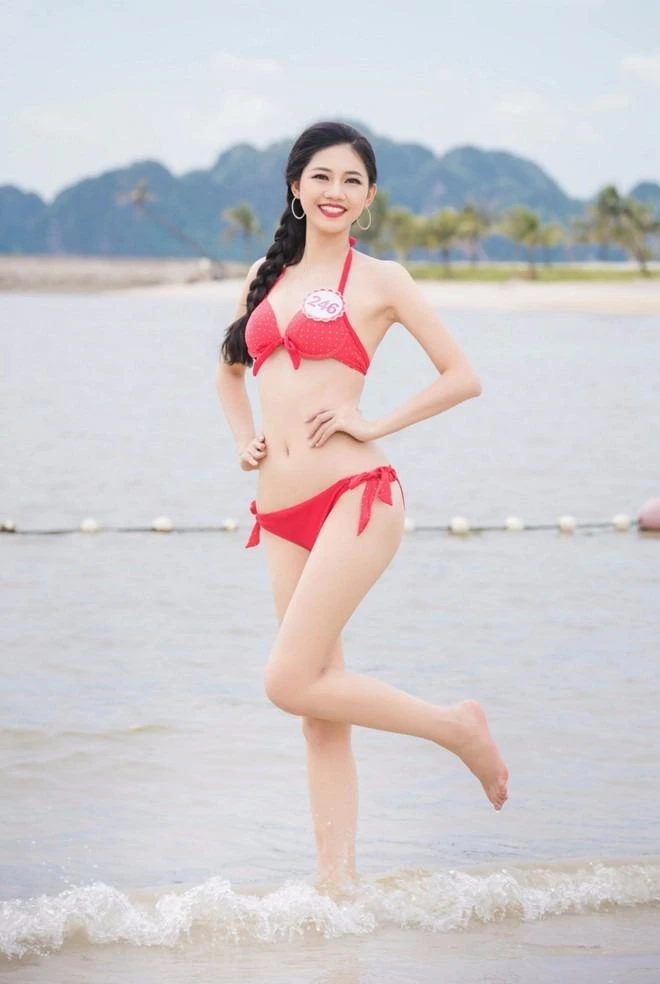 33 người đẹp Hoa hậu Việt Nam mặc bikini gợi cảm ảnh 5 Ngô Thanh Thanh Tú cao 180 cm, nặng 58 kg, số đo 3 vòng 81-62-99. Cô là em gái Á hậu Hoàn vũ Ngô Trà My. Cô là một trong hai người đẹp cao nhất cuộc thi.