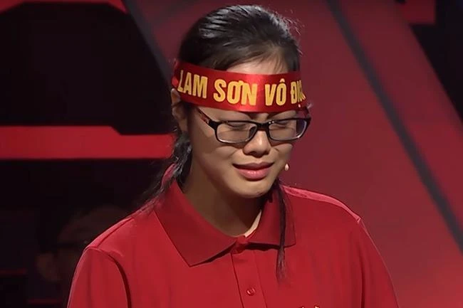 Ngày mai, 21-8 chung kết Đường lên đỉnh Olympia, ai vô địch? ảnh 8 Minh Huyền vẫn cán đích sau Tiến Tùng với 230 điểm. Huyền đã bật khóc vì đã không có mặt để tranh tài.