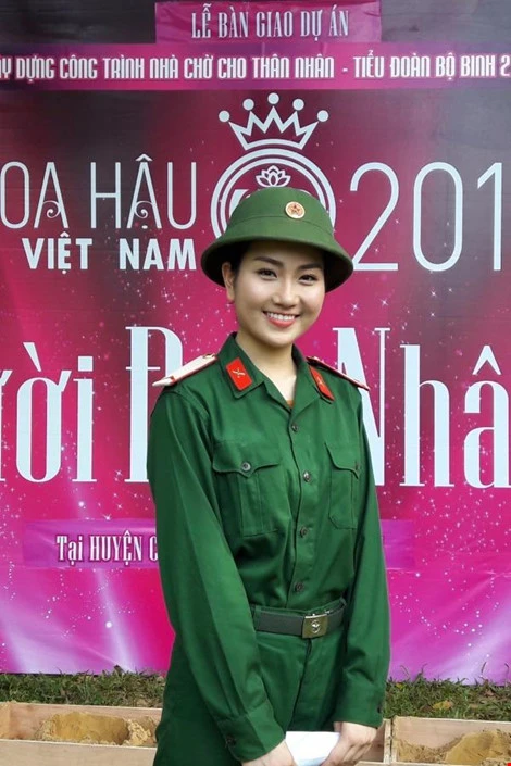 Phùng Lan Hương trong màu áo quân nhân khi cô thực hiện dự án “Nhà chờ cho thân nhân thăm chiến sĩ” trong chương trình “Người đẹp Nhân ái”