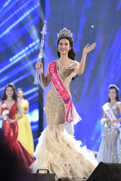 Đỗ Mỹ Linh cao 171cm, nặng 52kg, số đo 3 vòng 87-61-94. Đỗ Mỹ Linh thu hút sự chú ý của nhiều người nhờ gương mặt xinh đẹp và hiền hậu. Tuy nhiên, ngoài đời thí sinh sinh năm 1996 lại rất cá tính, năng động và hoạt bát. Từng tham gia các cuộc thi nhan sắc trước đó, Mỹ Linh hy vọng với kinh nghiệm và sự nỗ lực không ngừng nghỉ của bản thân, cô sẽ tiến xa hơn trên con đường chinh phục vương miện cao quý.