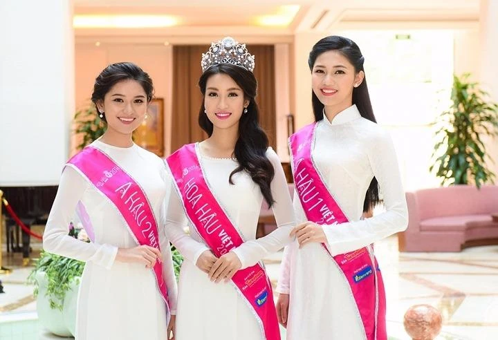 Ba người đẹp trong tà áo dài truyền thống của nhà thiết kế Thuận Việt