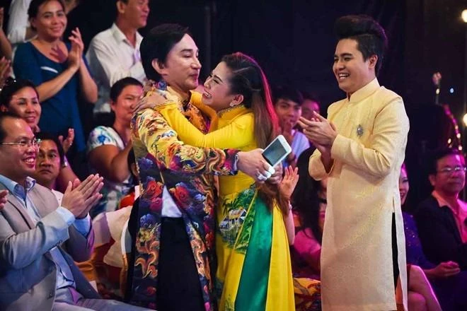 Khi nghe tên mình được xướng danh, Bình Tinh chạy ào xuống sân khấu ôm chặt cha nuôi Kim Tử Long để nói lời cảm ơn ông dìu dắt cô suốt thời gian qua. Ảnh: VNE