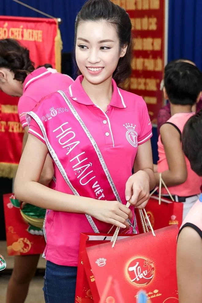 Đỗ Mỹ Linh đang đồng hành cùng ban tổ chức tham gia các công tác thiện nguyện. Ảnh:Khoa Nguyễn