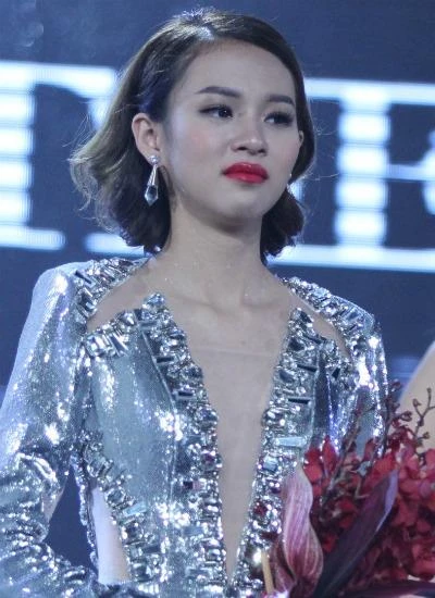 Phí Phương Anh - học trò Hà Hồ đoạt quán quân The Face 2016 ảnh 2 Phí Phương Anh rơi nước mắt khi được xướng tên. Ảnh VNE