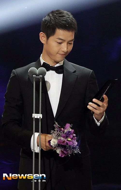 Tuy nhiên, nữ diễn viên chính Song Hye Kyo không đi cùng Song Joong Ki để dự sự kiện.