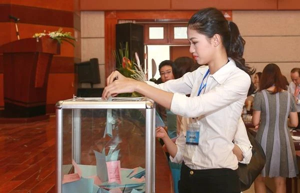 Á hậu Thanh Tú - thành viên Hội Luật quốc tế Việt Nam ảnh 3 Thanh Tú mặc giản dị và rất hòa đồng với mọi người trong ngày dự Đại hội thành lập Hội Luật quốc tế Việt Nam vào ngày 17-9. Ảnh Ngôi sao.