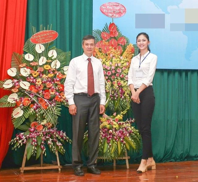 Tham dự vào Hội Luật Quốc tế Việt Nam là vinh dự rất lớn với một người mới ra trường như Á hậu Thanh Tú. Ảnh Dân Trí