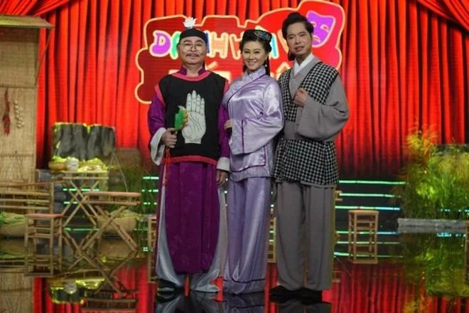 NSND Thanh Tòng và con gái Quế Trân, ca sĩ Ngọc Sơn trên sân khấu. Ảnh Zing