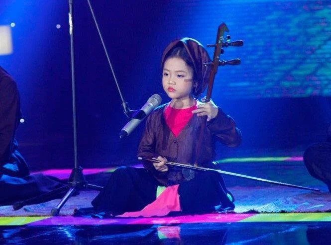 Tú Thanh tự mình đàn, hát xẩm bài Theo Đảng trọn đời nổi tiếng của nghệ nhân Hà Thị Cầu được Tú Thanh thể hiện lại gây nhiều xúc động. 