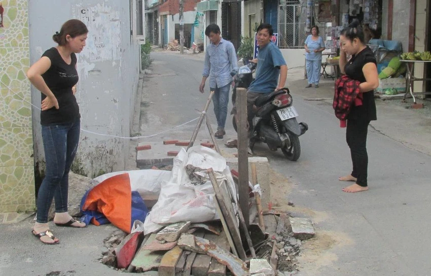 Xe ben cày hư đường, sụp cống… ảnh 1
