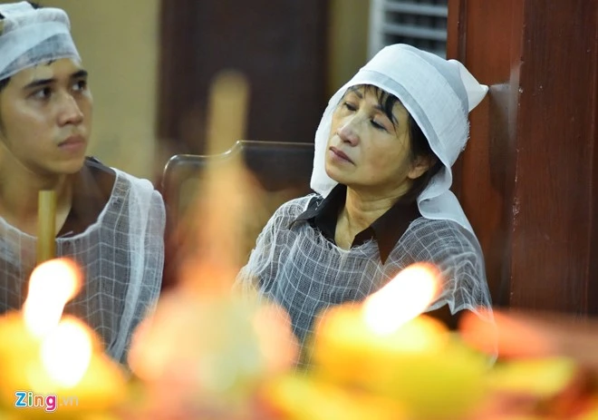 Vợ con vẫn chưa hết bàng hoàng sau sự ra đi quá đột ngột của nghệ sĩ Nguyễn Trường Thành. Nghe si Viet dot tu tren tren san khau hinh anh 3