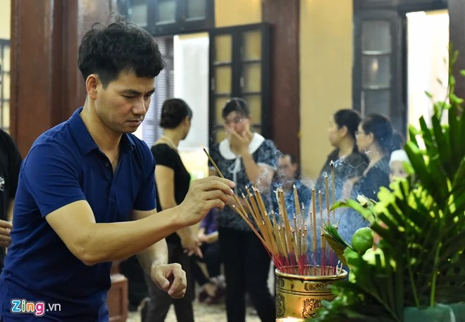 Nghệ sĩ Xuân Bắc thay mặt Nhà hát Kịch Việt Nam đến tiễn biệt NSƯT Nguyễn Trường Thành. Nghe si Viet dot tu tren tren san khau hinh anh 4