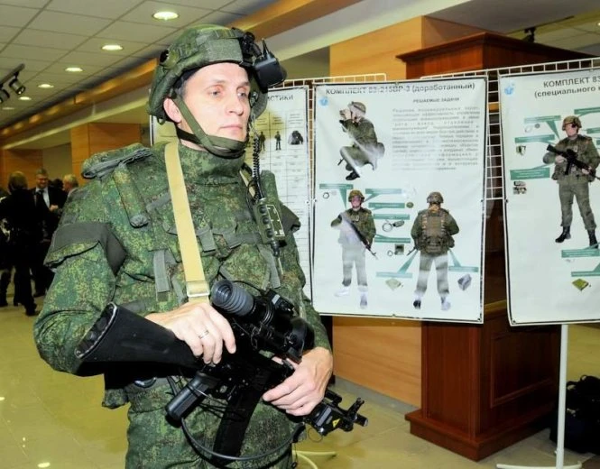 Bộ quân phục Ratnik đã được Nga công khai giới thiệu tại triển lãm mới đây ở ngoại ô Matxcơva - Ảnh: Reuters Ngắm bộ quân phục "siêu chiến binh" của quân đội Nga