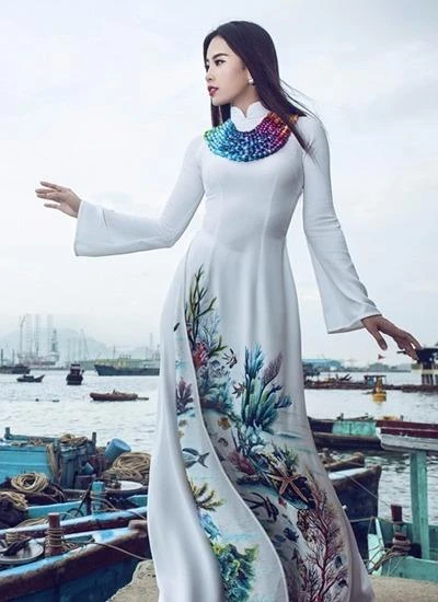 Nam Em cũng mang theo một chiếc áo dài - vải lụa trắng in hình ảnh san hô, đàn cá - của nhà thiết kế Đinh Văn Thơ. Ảnh VNE
