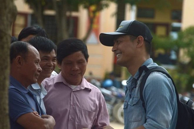 Tối muộn 18-10, Phan Anh mới hoàn thành xong việc phát quà tại Mai Hóa. Sáng 19-10, anh sẽ có mặt tại xã Thạch Hóa. Ảnh: ZING